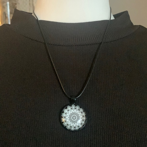 🖤 Black & White Handmade Mandala Cabochon Pendant Necklace - Picture 3 of 4